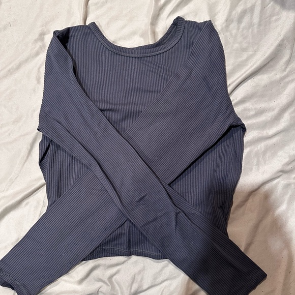 Hollister Long Sleeve Baby Tee Size Medium - Picture 2 of 3